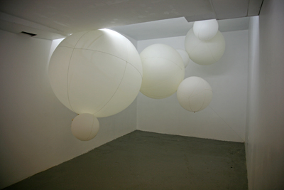  Barbara Knezevic: elation / deflation object, 2009; courtesy the artist